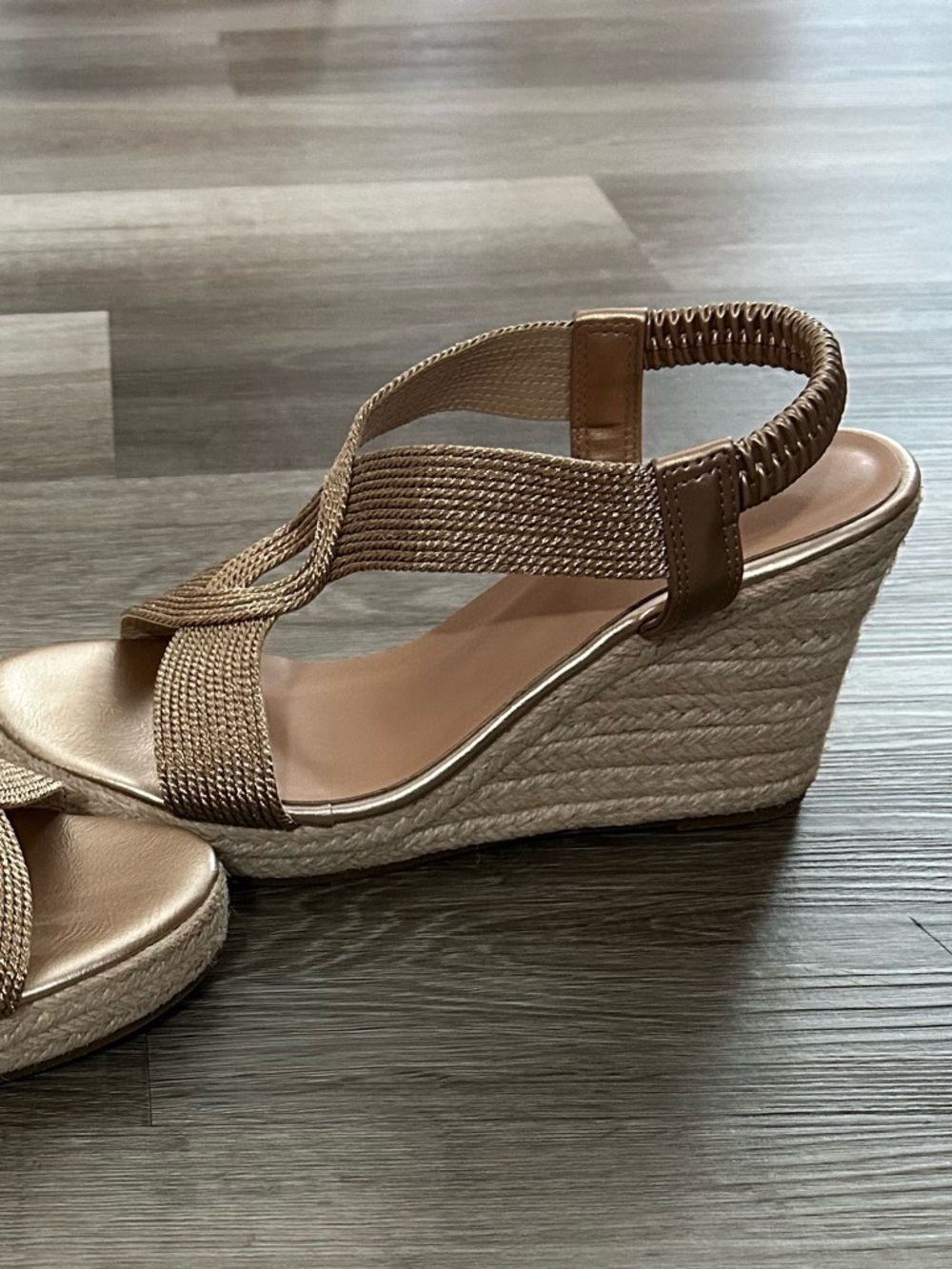 Women’s Metallic Rose Gold Wedge Sandals - Picture 2 of 6